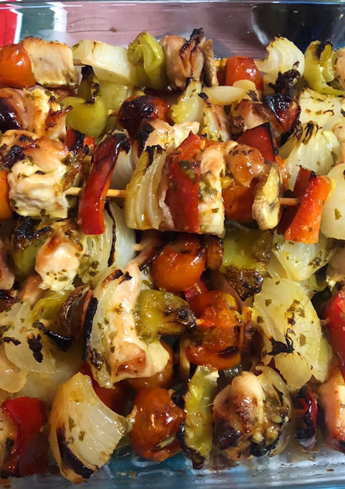 Una foto de Brochettes de pollo y verdura🍢