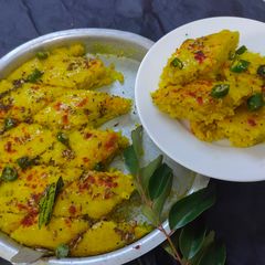 A picture of Rotli na dhokla.
