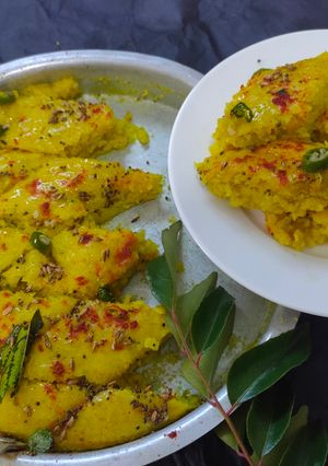 A picture of Rotli na dhokla.