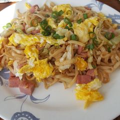 A picture of Stir fried Main noodles.