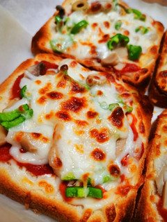 صورة لوصفة بيتزا التوست بالخبازة الكهربائية 🍕🍕🍕