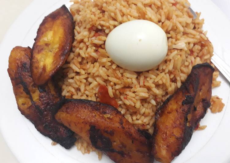 Jollof rice, fried plantain and egg