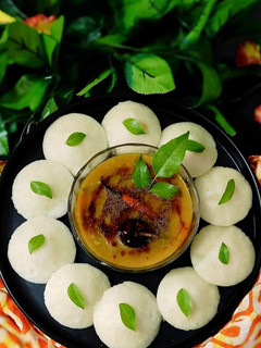 इंस्टेंट रवा इडली (Instant Rava Idli Recipe In Hindi) रेसिपी मुख्य फोटो