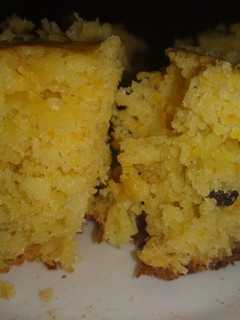 Una foto de Torta de naranja, vainilla y pasas de uva 🍊