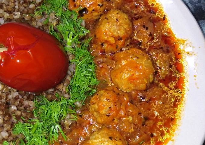 Фрикадельки в томатно-сливочном соусе