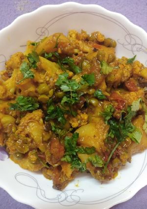 A picture of Aloo gobhi.