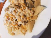 Una foto de pasta con crema de leche y tocineta