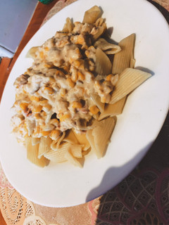 Una foto de Pasta a la carbonara con maíz y tocineta 🤤