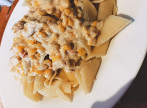 Una foto de Pasta a la carbonara con maíz y tocineta 🤤