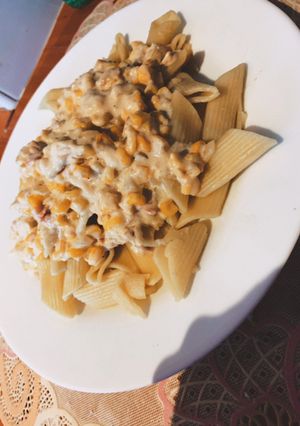 Una foto de Pasta a la carbonara con maíz y tocineta 🤤