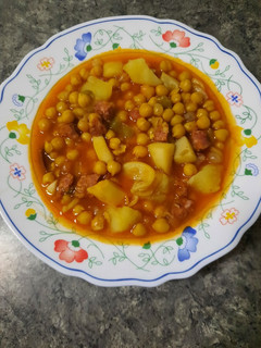 Una foto de Garbanzos con sepia y Chorizo