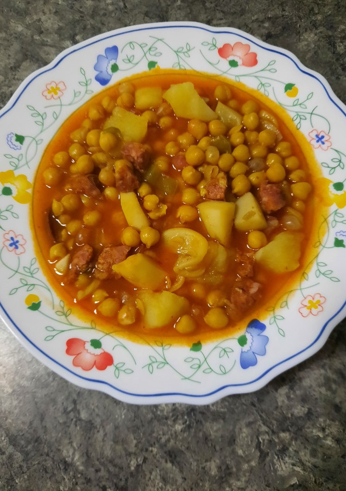 Una foto de Garbanzos con sepia y Chorizo