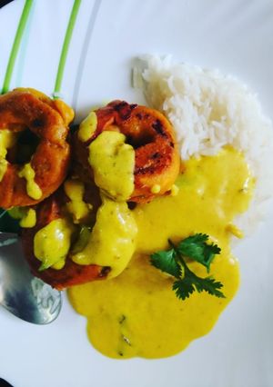 A picture of Chatpata Masala Stuffed Onion Ring With Dahi Curry.