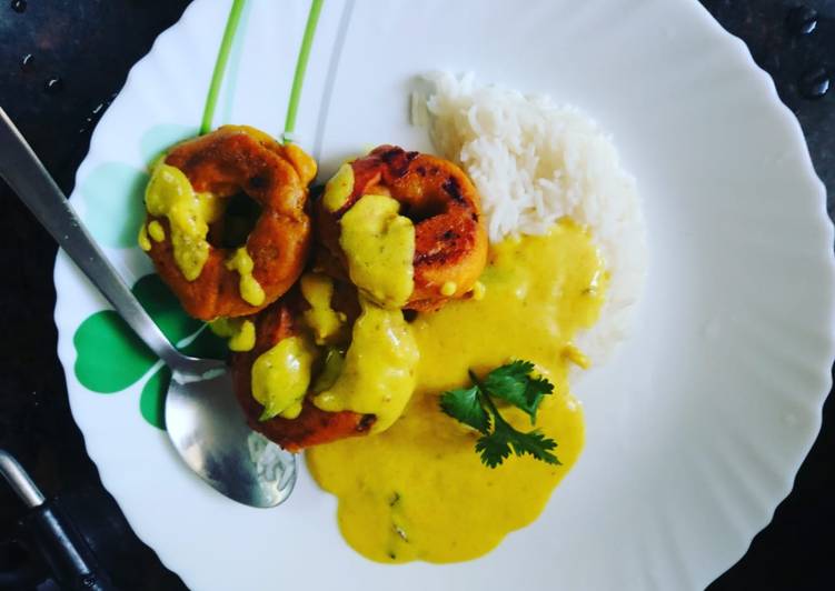 Chatpata Masala Stuffed Onion Ring With Dahi Curry