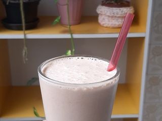 Milk-shake de pasta de amendoim & banana