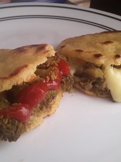 Una foto de Arepas rellenas de Brócoli y cebolla con Queso!!!