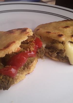 Una foto de Arepas rellenas de Brócoli y cebolla con Queso!!!