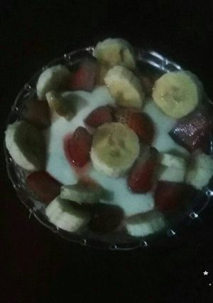 Una foto de Dulce de queso crema y frutas delicioso