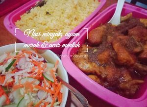 Gambar Nasi minyak, ayam merah & acar mentah