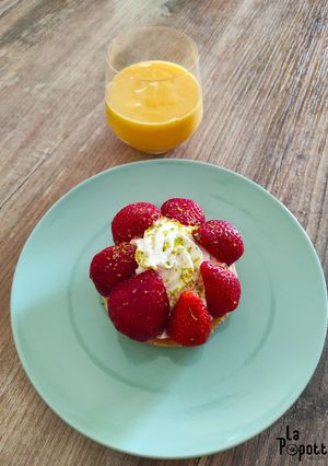 Une photo de Sablé breton à la chantilly et aux fraises
