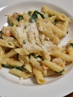 Una foto de TM31 Pasta con salmón ahumado y gambas