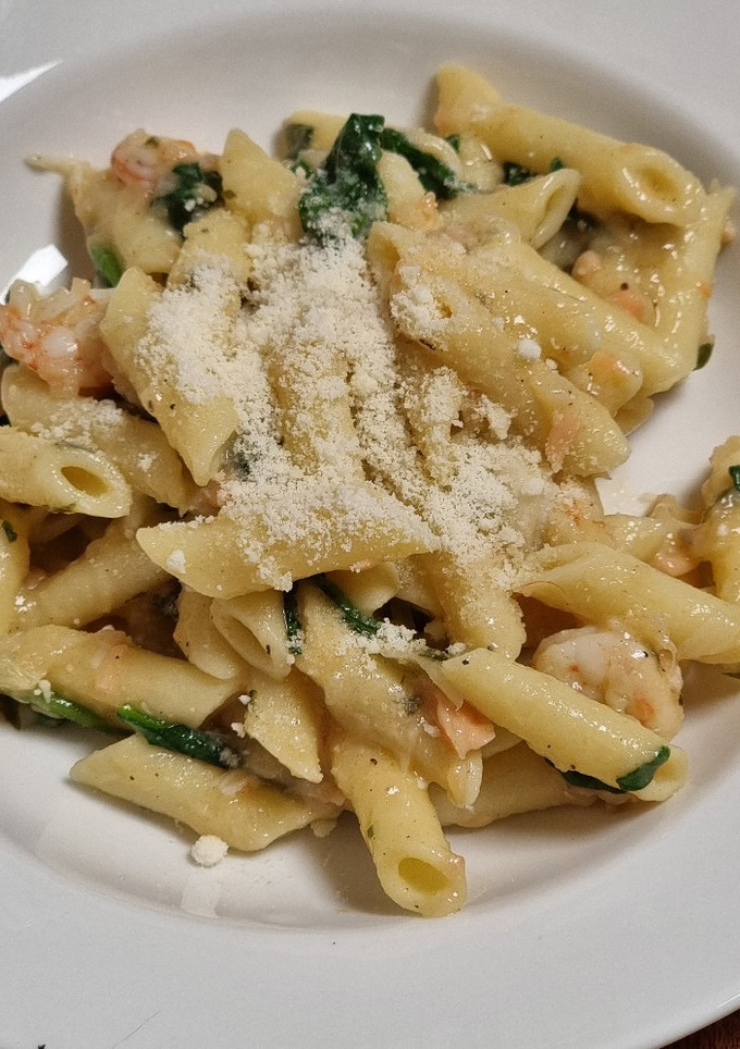 Una foto de TM31 Pasta con salmón ahumado y gambas