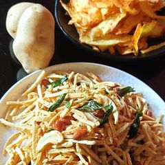 A picture of Dry potato Salli chivda.