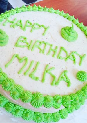 A picture of Simple Vanilla Cake With Buttercream Decoration.