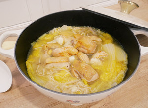 一鍋到底「蒜頭白菜雞湯」湯頭鮮美、好上手~~ 的食譜成品照片