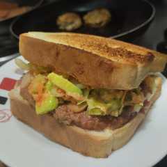 Sándwich🍗de pollo🥓y ensalada fresca🥯🧅🥑-レシピのメイン写真