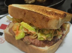 Una foto de Sándwich🍗de pollo🥓y ensalada fresca🥯🧅🥑