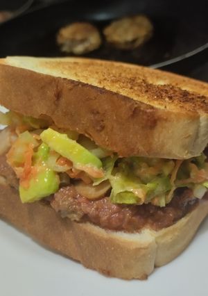 Una foto de Sándwich🍗de pollo🥓y ensalada fresca🥯🧅🥑