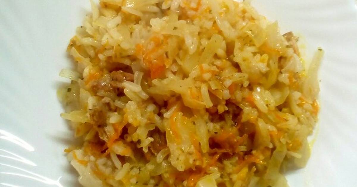 Казан капуста рис. Тушеная капуста с рисом. Капуста с рисом тушеная на сковороде. Рис с капустой и мясом. Рис с капустой и курицей.
