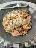 Tagliatelle con champiñones cremosos al ajillo