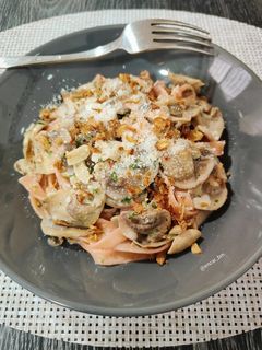 Una foto de Tagliatelle con champiñones cremosos al ajillo