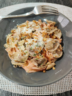 Una foto de Tagliatelle con champiñones cremosos al ajillo