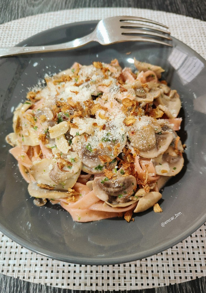 Una foto de Tagliatelle con champiñones cremosos al ajillo