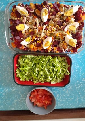 Una foto de Rica fresca. Ensalada veraniega🍎🧄🥕🌽🫛🥬🍲