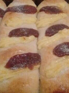 Una foto de Pancitos caseros con crema pastelera y dulce de leche