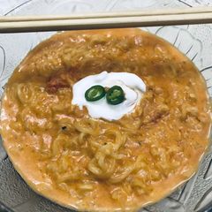 A picture of Knorr noodles with pink sauce.