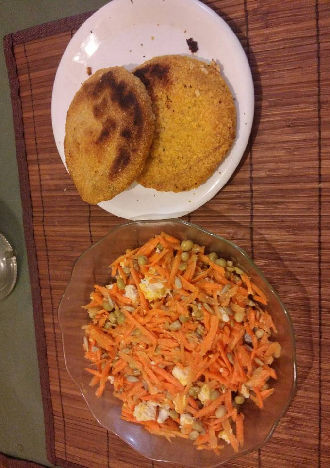Una foto de Ensalada light con burguers de merluza