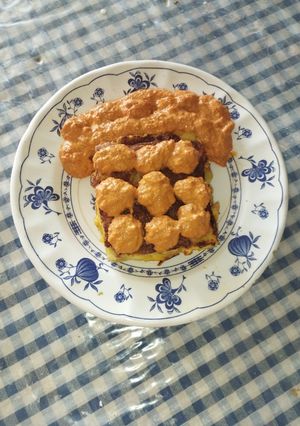Une photo de Ma délicieuse recette de tortilla au chorizo espagnol gastronomique avec sa sauce au chorizo
