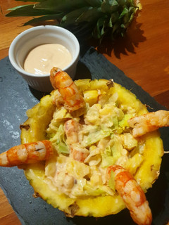 Una foto de Cóctel de gambas en piña