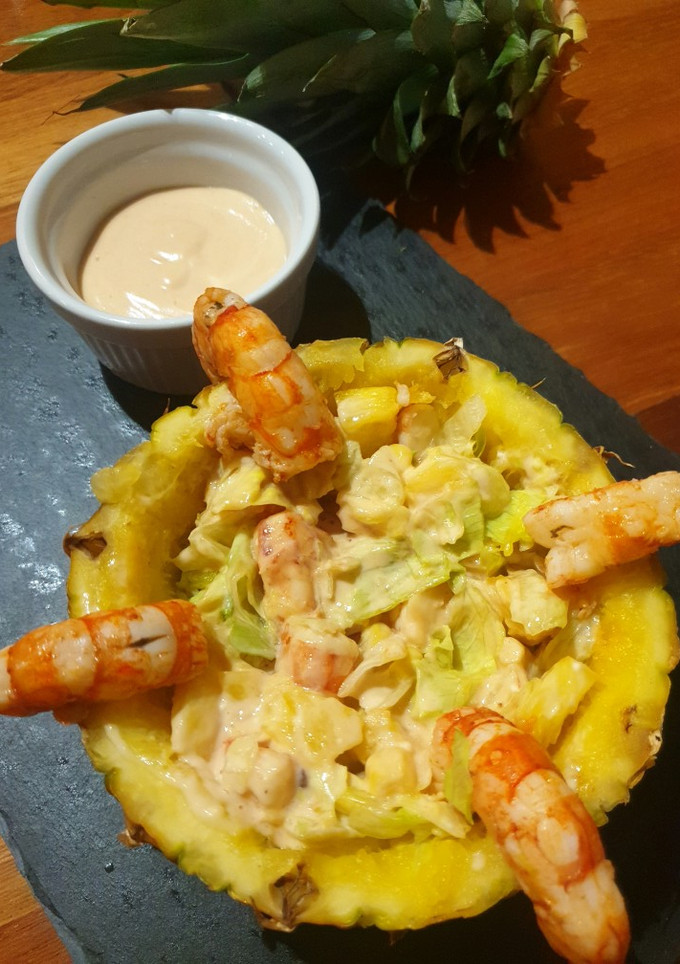 Una foto de Cóctel de gambas en piña
