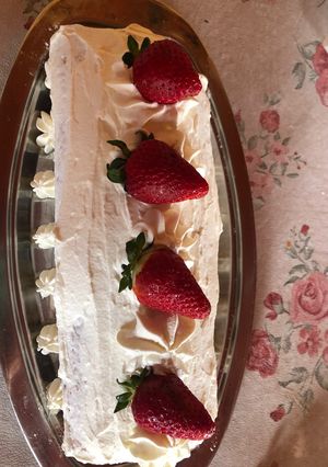Una foto de Pionono casero con crema y frutillas 🍓