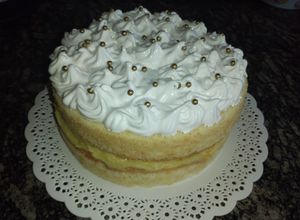 Una foto de Bizcochuelo con relleno de crema de limón🍋