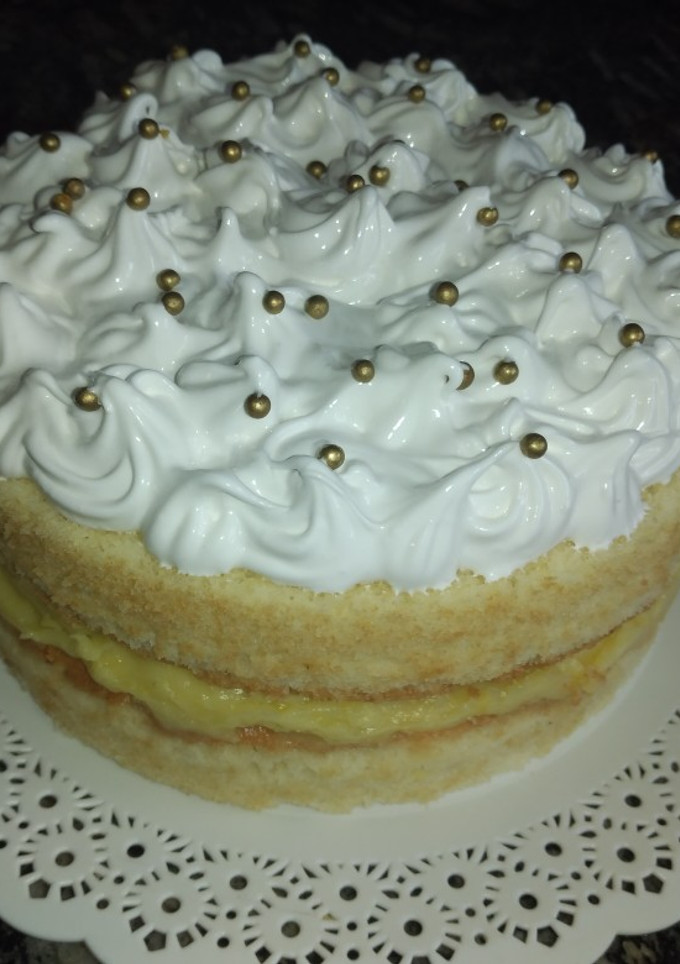 Una foto de Bizcochuelo con relleno de crema de limón🍋