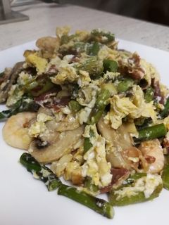 Una foto de Revuelto de espárragos y Gambones light