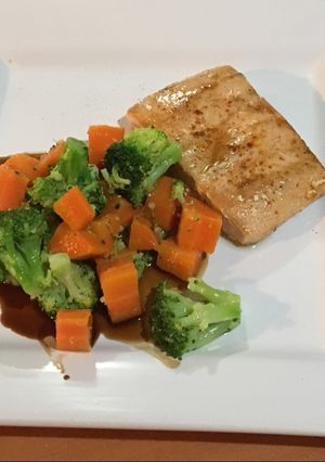 Una foto de Filete de Salmón con vegetales al vapor