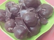 Una foto de trufas de cacao y platano